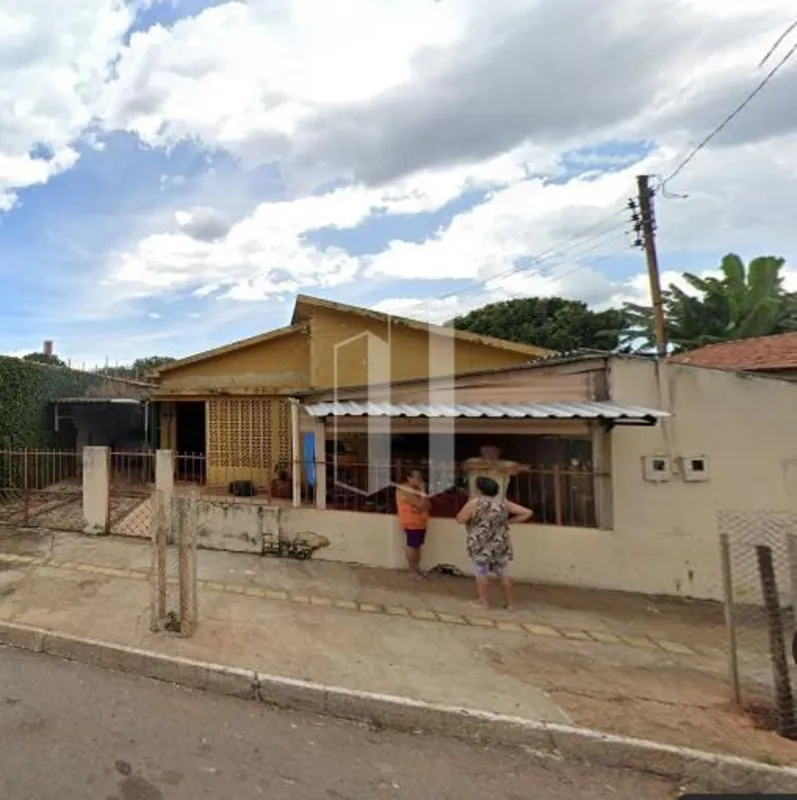 Casa com 04 quartos, sala, copa, cozinha e área de serviço, mais um barracão nos...