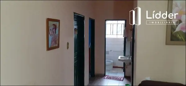 Casa com 04 quartos, sala, copa, cozinha e área de serviço, mais um barracão nos...