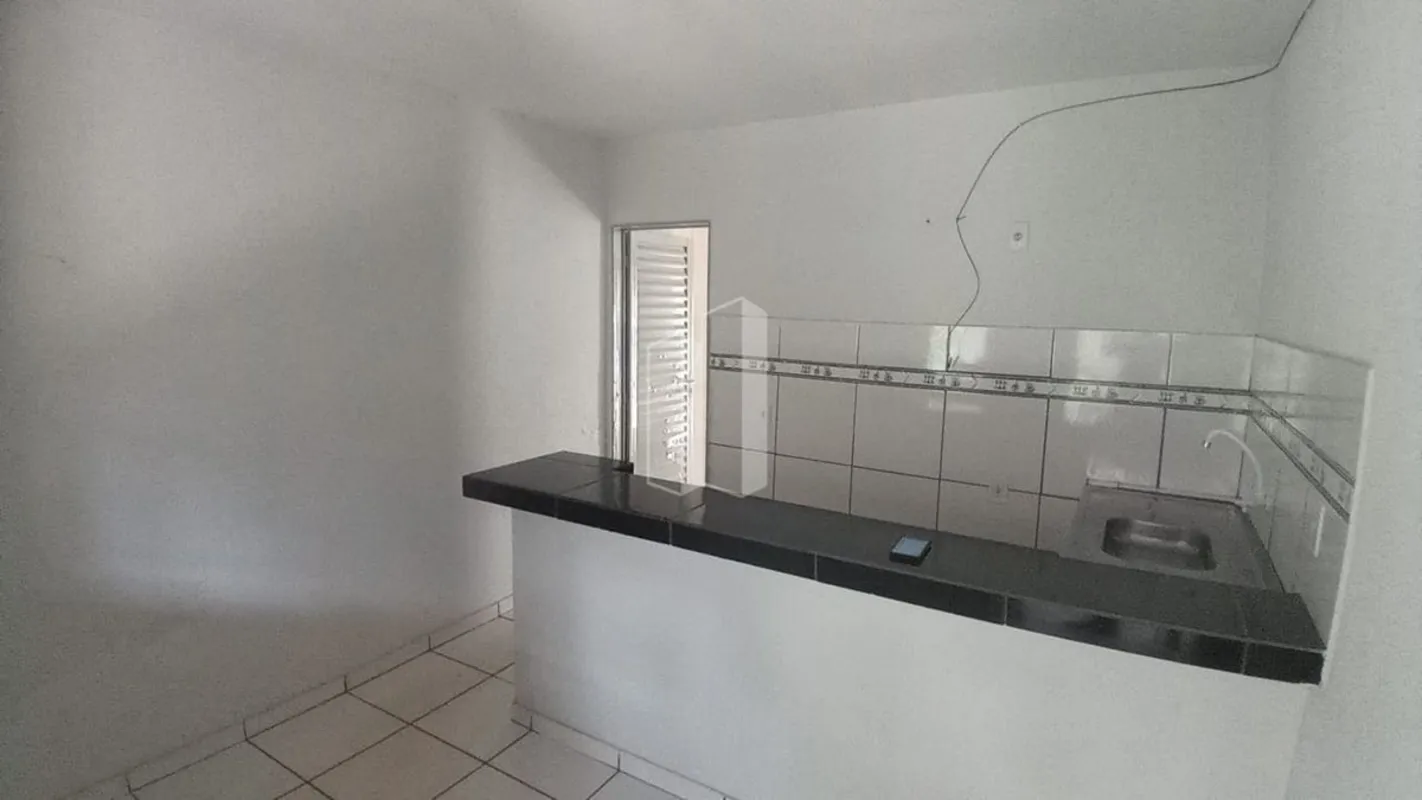 Linda casa Composta por 1 quarto, sala, cozinha americana, banheiro, área de ser...