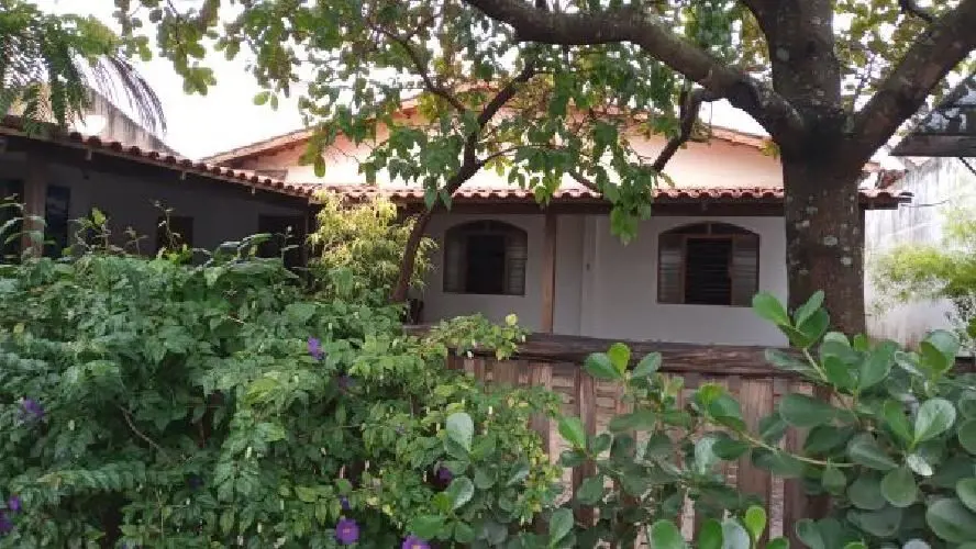 Pra quem quer um espaço temático e uma casa com uma belíssima área verde! Excele...