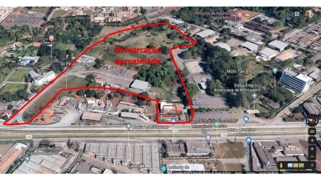 Grande área localizada as margens da BR-153 com prédio comercial, galpões. As ed...