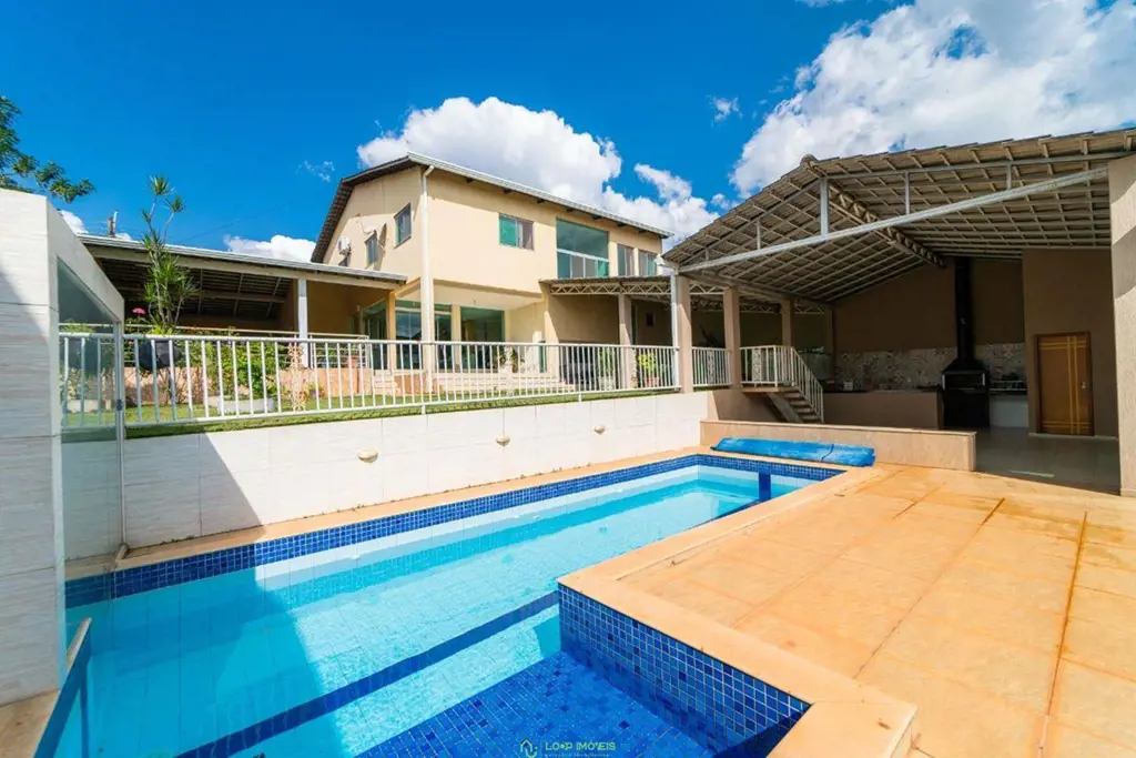 A Loop Imóveis vende linda casa no Condomínio Serra Azul em Sobradinho!!!DESCRIÇ...