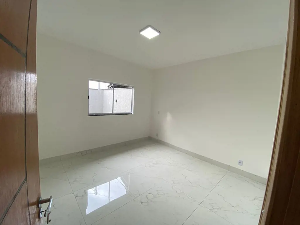 OPORTUNIDADE!!BELÍSSIMA CASA 3 QTS COM SUÍTE E EXCELENTE PADRÃO DE ACABAMENTO EM...
