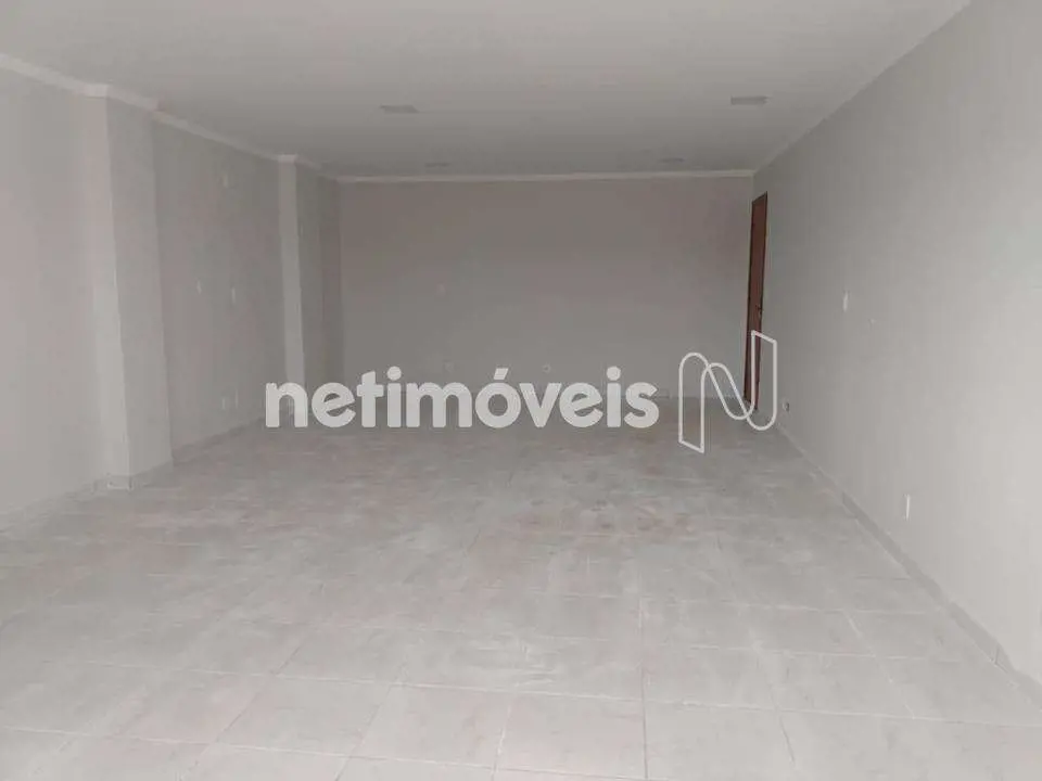 Sala comercial com banheiro social e varanda. Sala em ótima localização, próximo...