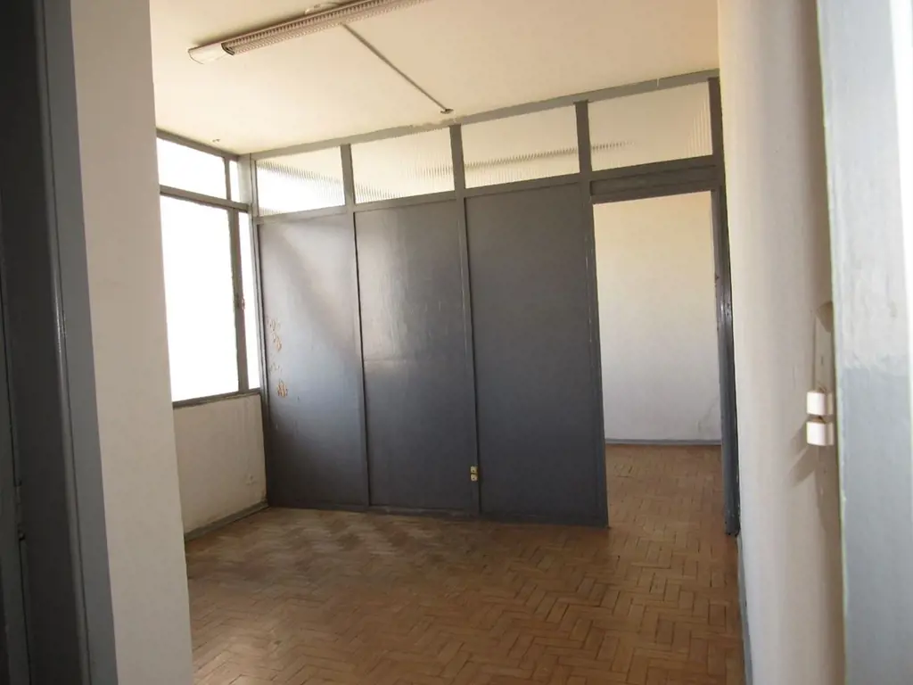 SALA COMERCIAL COM UM BANHEIRO SOCIAL E UMA PEQUENA COPA.ÁGUA INCLUSA NO CONDOMÍ...