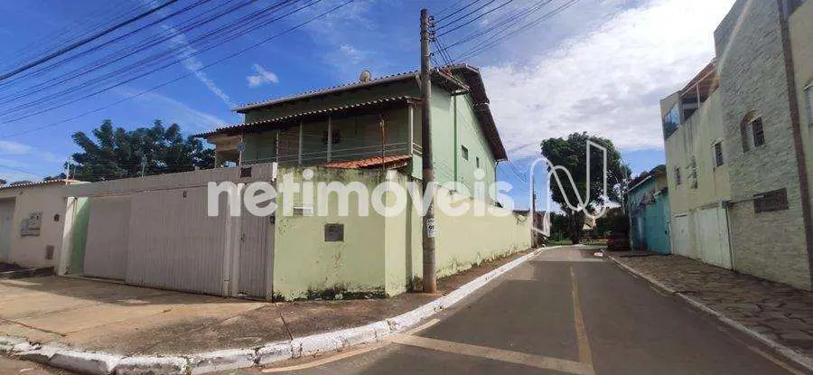 Casa ampla, bem distribuída e com excelente área externa, de frente para área ve...