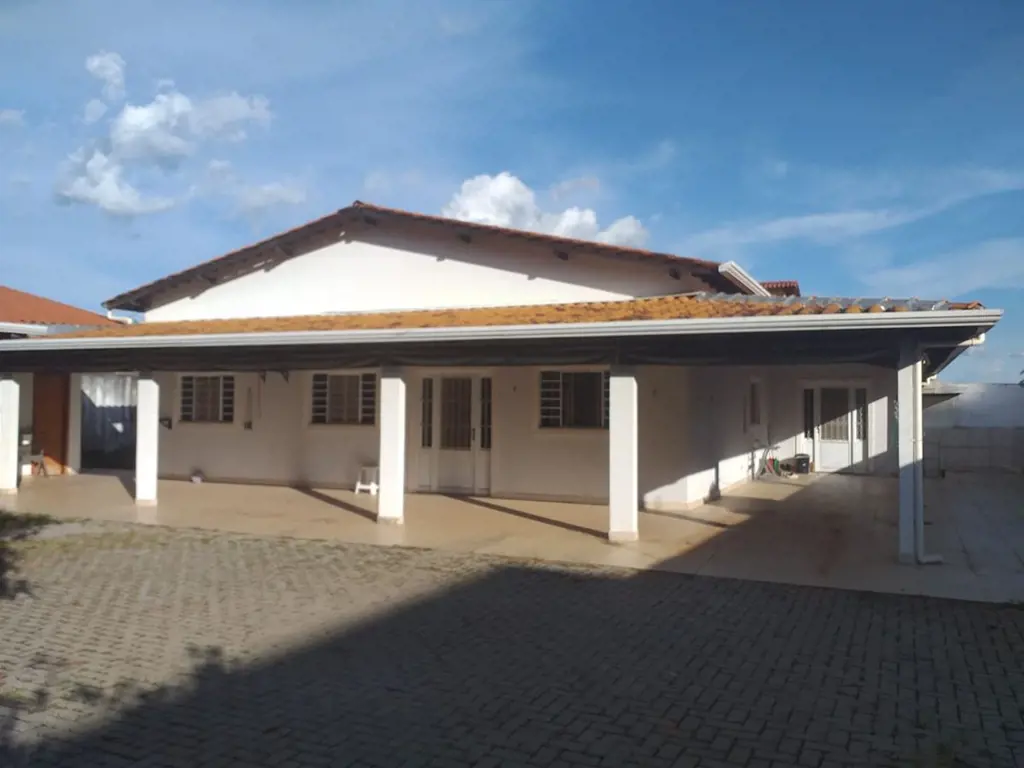 VENDO ÓTIMA CASA EM ARNIQUEIRA - PODENDO SER COMERCIAL OU RESIDENCIAL.CONSTITUÍD...