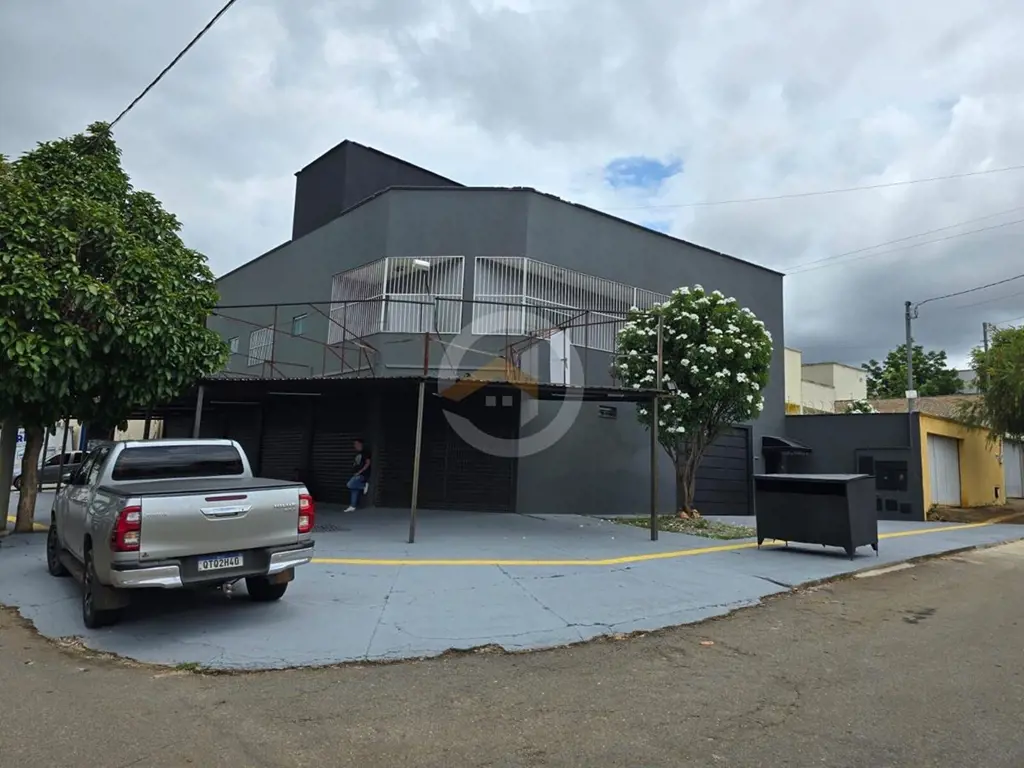 Sobrado com salas comerciais no Residencial Cidade Verde. Área total de 415,13 m...