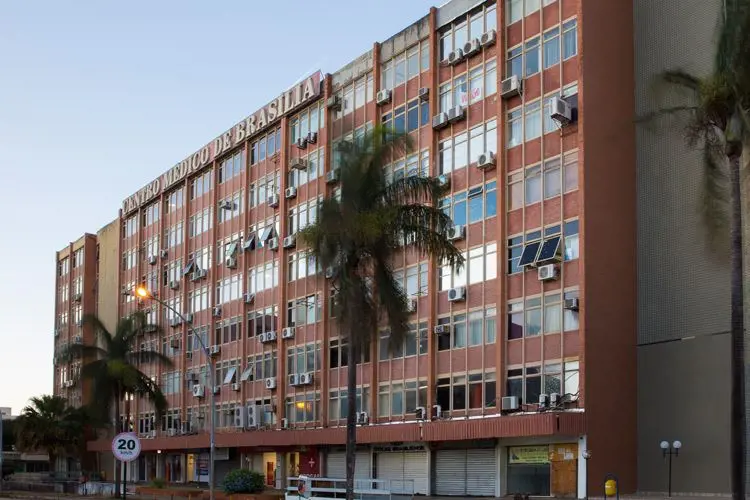 sala composta de recepção e banheiro, tendo de área útil 32 m² , piso cerâmico e...