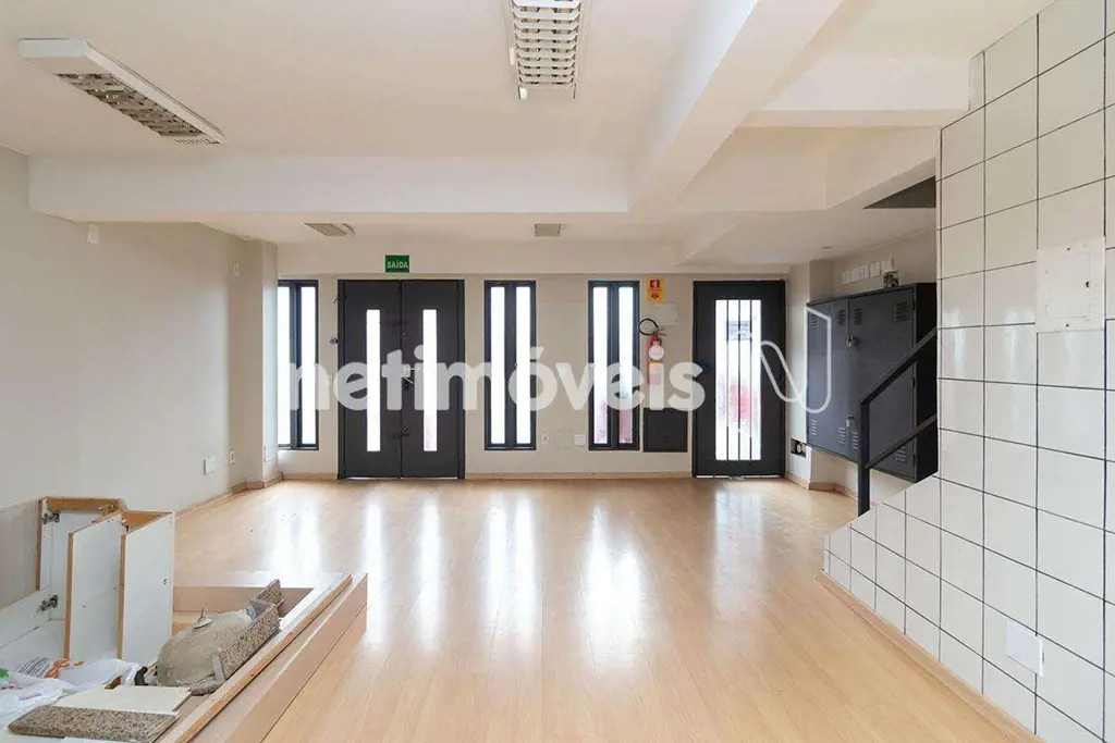 Prédio na Asa Norte com loja e apartamentos. Localização: SCLRN 707/708, próximo...