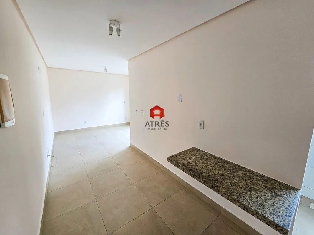 Localizada no Setor Central com aproximadamente 25m² composta de: suíte, banheir...