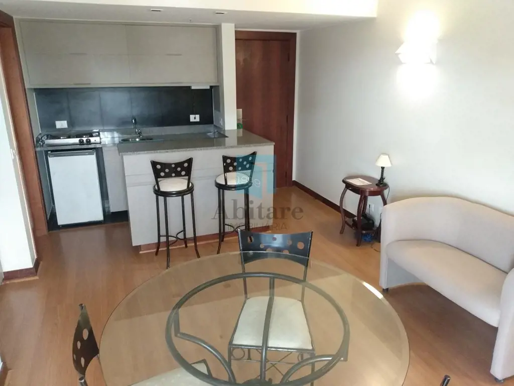 APARTAMENTO REFORMADO.Andar alto;Ótima localização; Internet, TV a cabo e lavand...