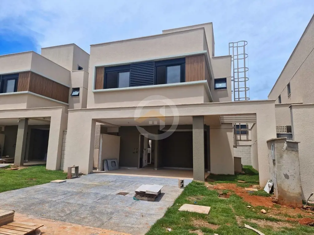  Casa em Condomínio Fechado Jardins Marselha de 4 quartos e 3 suítes com um laze...