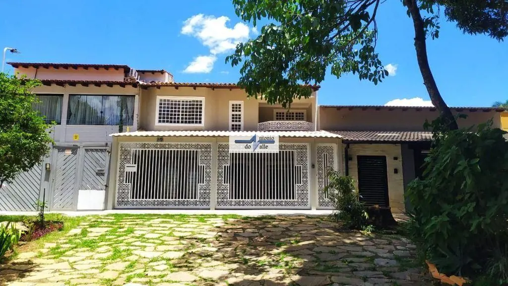 SHIGS 715 BLOCO F - CASA COM 4 QUARTOS, SENDO 2 SEMI SUÍTES, 1 SUÍTE NO TÉRREO, ...