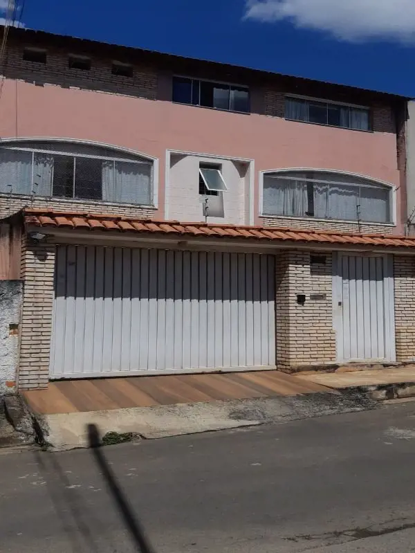 Excelente casa de 3 pavimentos. Muita ventilação e iluminação natural. 270m2 de ...