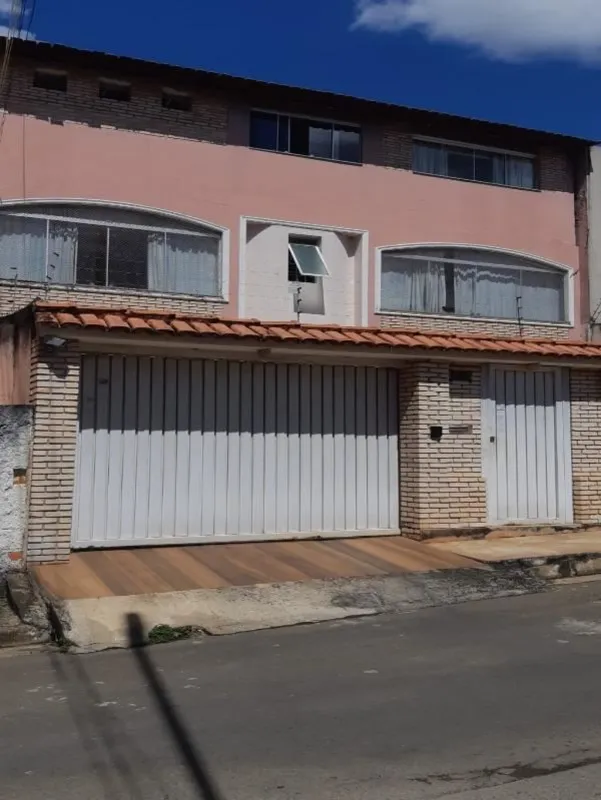 Excelente casa de 3 pavimentos. Muita ventilação e iluminação natural. 270m2 de ...