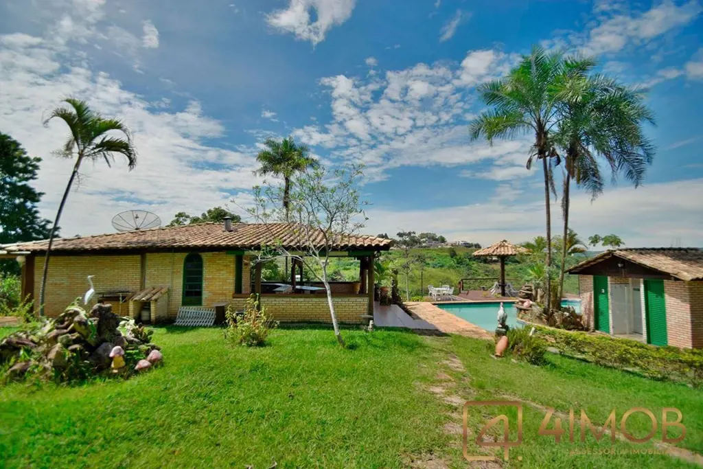 Venha conhecer essa chácara com 14.000 metros de área. Escriturada. A 15 minutos...