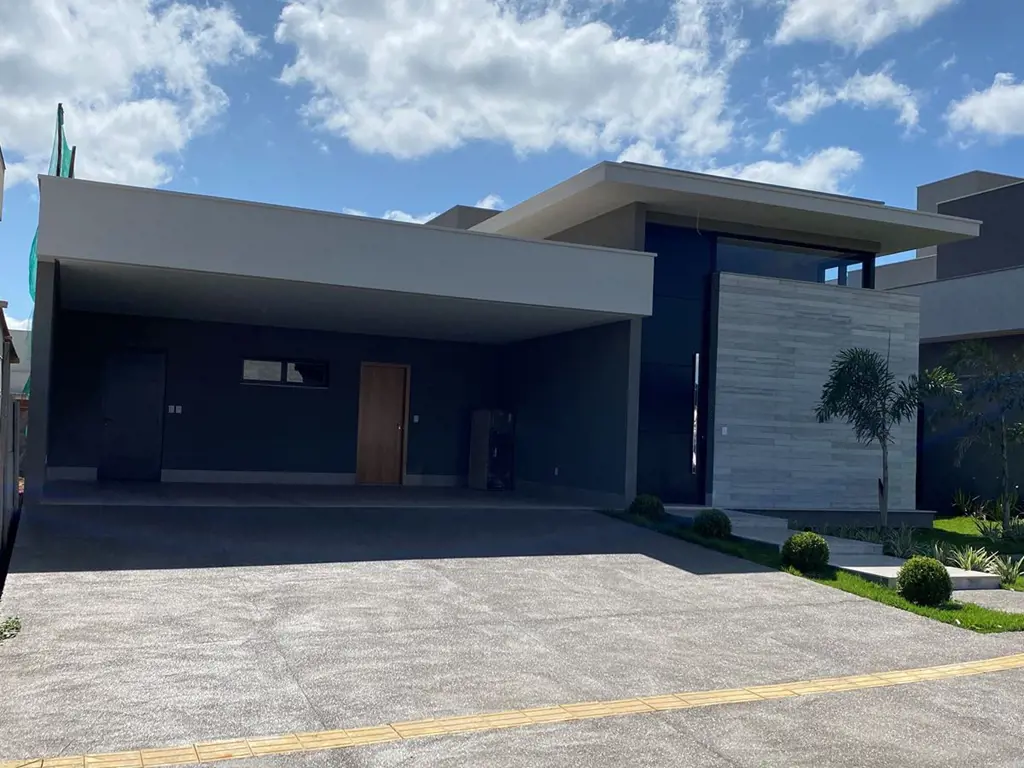 Casa térrea sendo 4 suítes, varanda integrada com a cozinha, piscina, churrasque...