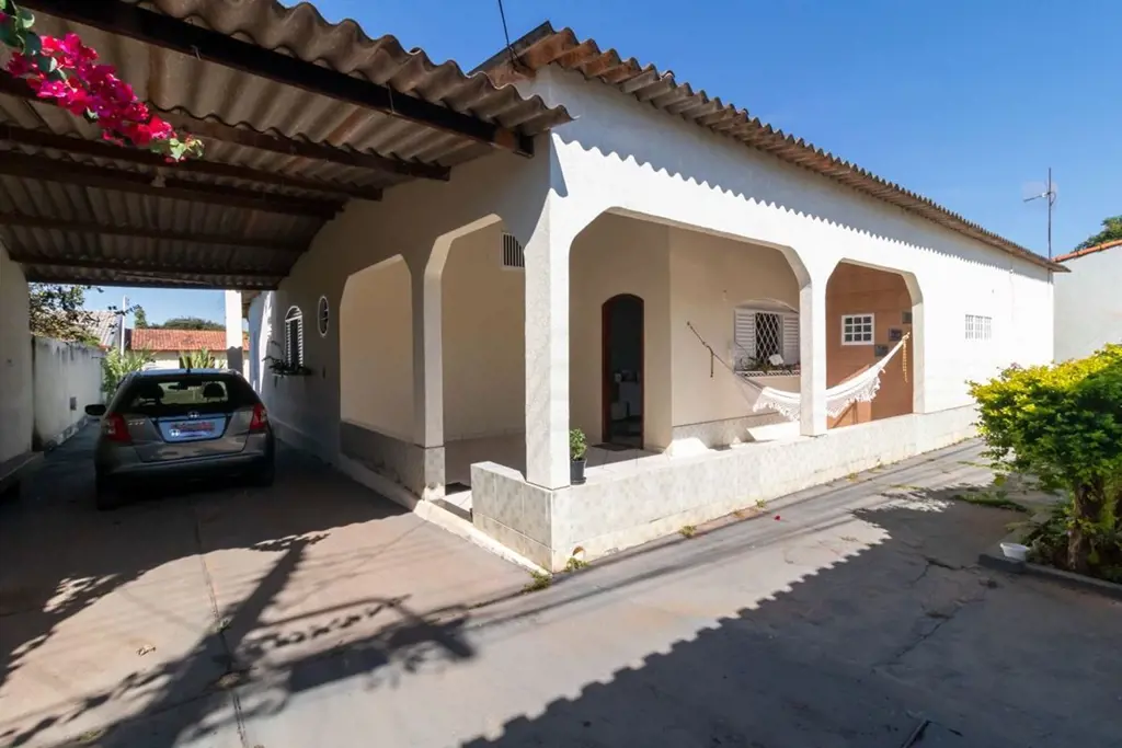 Casa térrea com aproximadamente 237m² com sala de estar, sala de jantar, piso em...