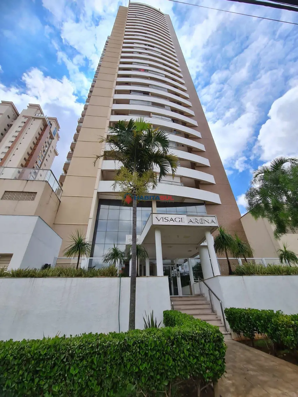 Com portaria 24 horas, elevador, academia, piscina, salão de festas, playground ...