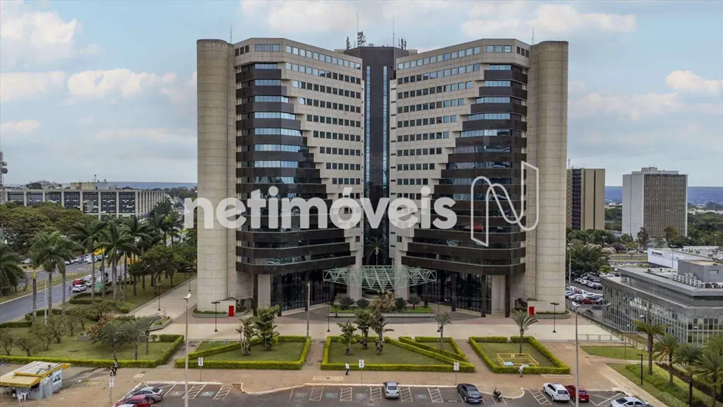 Alugamos andar inteiro em vão livre, com porta blindex e todo em piso cerâmico, ...