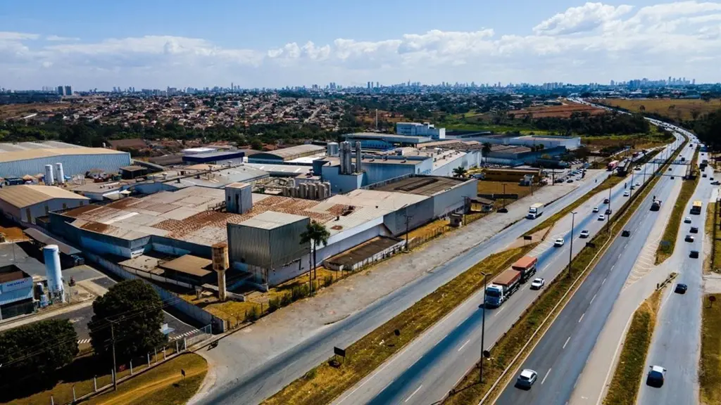 Oportunidade Única pra REFORMA na BR-153 sentido São Paulo - Galpão Comercial De...