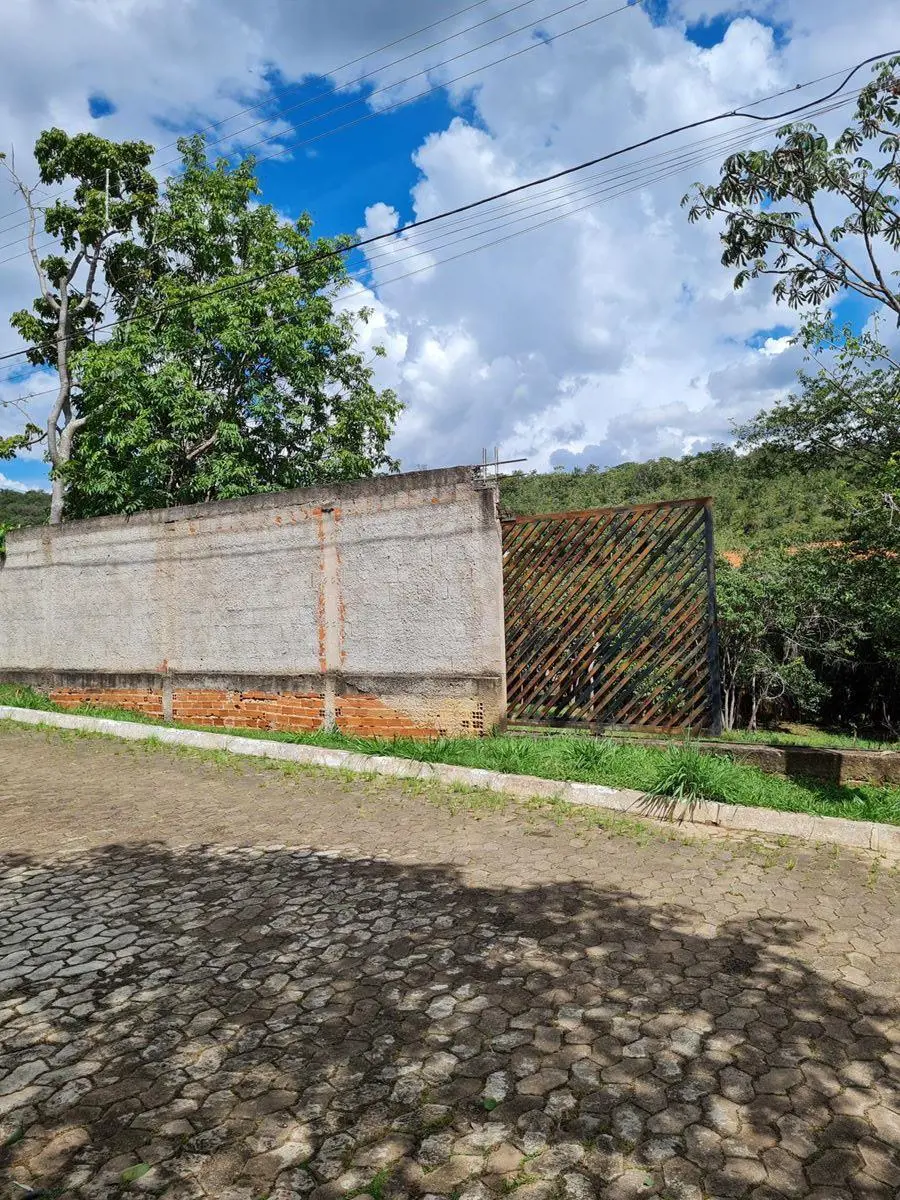 Excelente terreno em condomínio com parquinho infantil, campo de futebol, piscin...