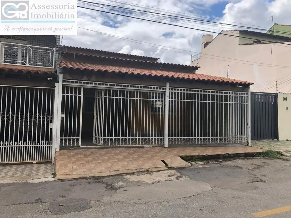 Casa, 04 quartos, sendo uma suíte, 03 salas, 02 cozinhas, 03 banheiros, DCE , co...
