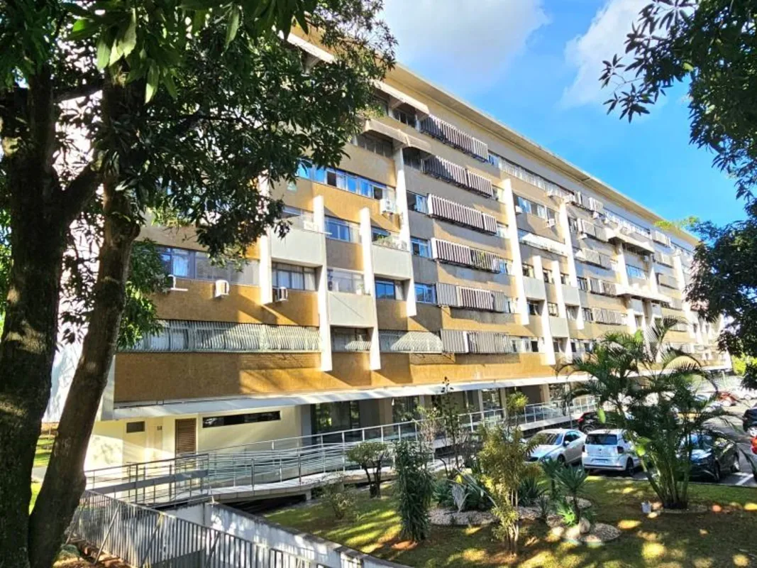 SQS 204 - BLOCO J - LOCAÇÃO APARTAMENTO, 5° ANDAR, AMPLO E AREJADO.- Prédio perp...