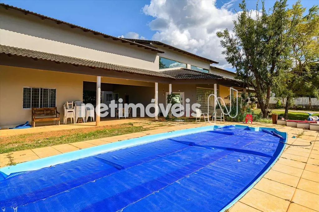 Linda casa com aproximadamente 640m² de área construída, localizada em uma das m...