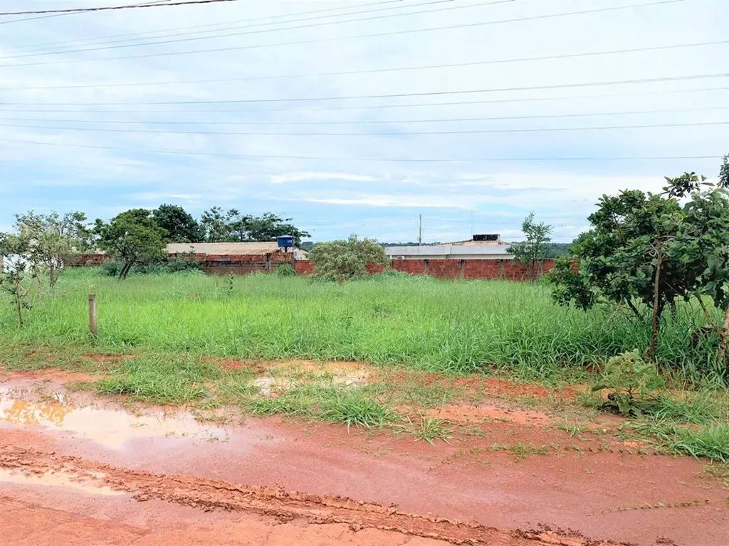 Julisce Alencar Assessoria Imobiliária vende...Lote localizado no Condomínio Est...