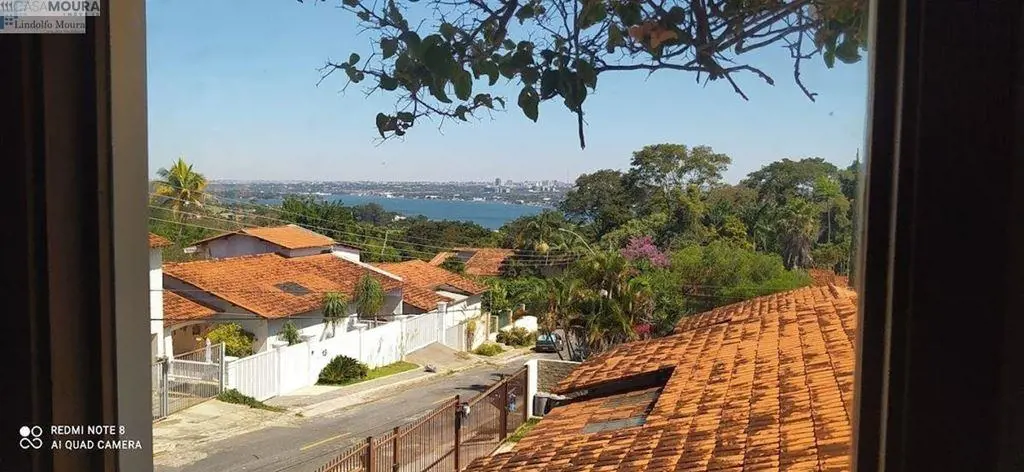 Ótima casa térrea, edificada em um terreno de 800m² + 400m² de área verde, sendo...