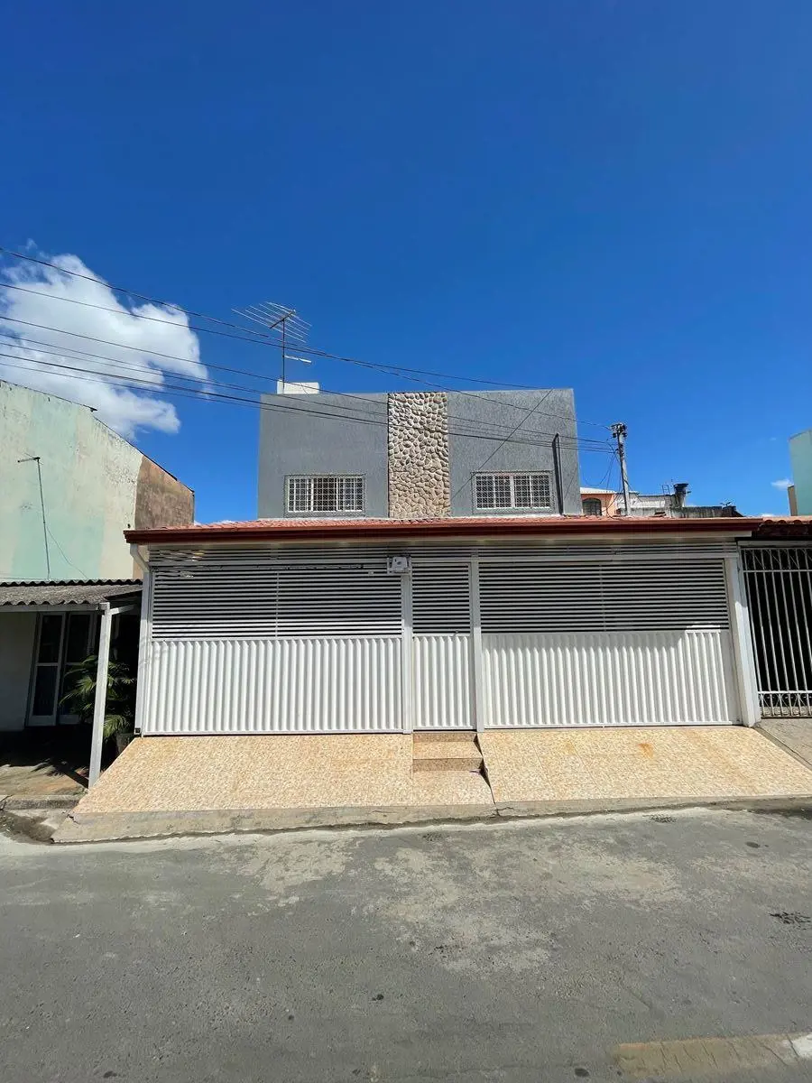 Linda casa com 5 quartos reformada no Riacho Fundo 1. Esta casa localizada no Ri...