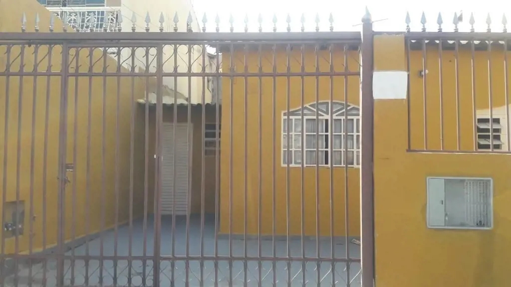 VENDE-SE EXCELENTE CASA RIACHO FUNDO 1 QS 6. AREJADA, TRÊS QUANTOS, COZINHA, SAL...