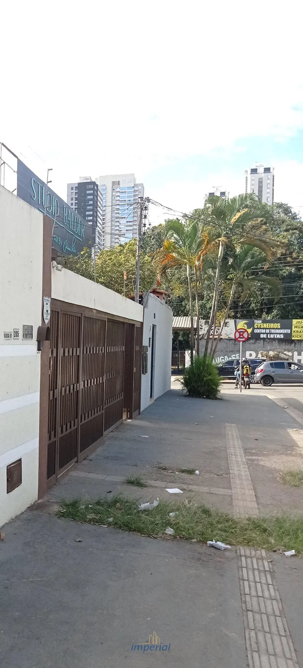 Sobrado amplo para locação, com excelente distribuição dos ambientes. No pavimen...