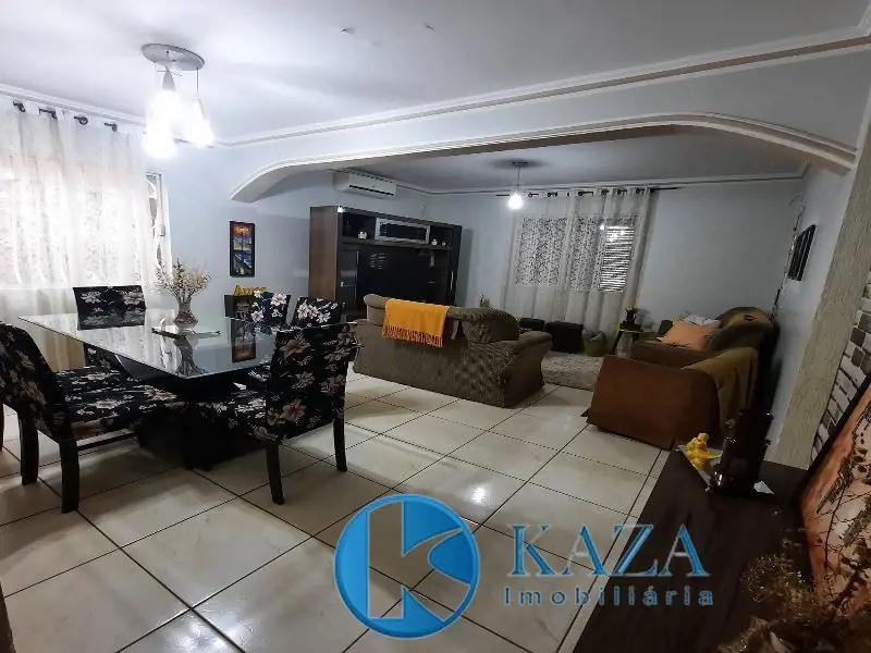 EXCELENTE CASA NA ETAPA E - VALPARAÍSO-GOExcelente casa localizada em rua comerc...