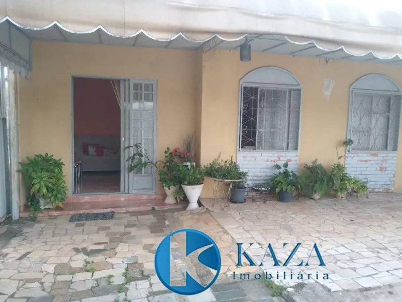 LOTE BEM LOCALIZADO COM DUAS CASAS NA ETAPA B! 1 - Casa principal com 03 quartos...