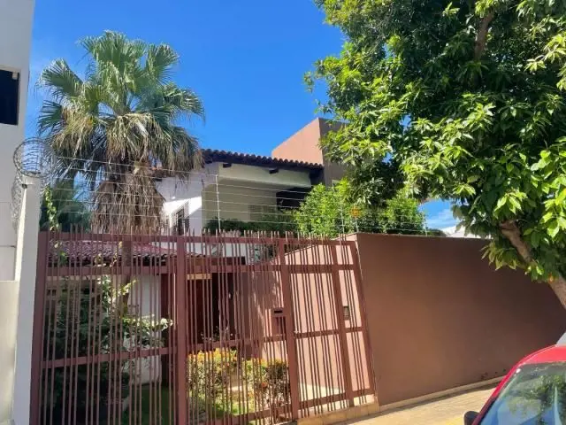 Jardim, garagem p/ 4 carros, escritorio, sala 3 amb c/ lavabo, copa, cozinha c/ ...