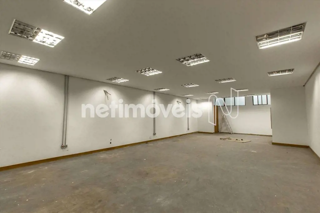 Vende na SCRN 712/913 Prédio Tipo EC4B, com área total de 830m2, podendo ser edi...