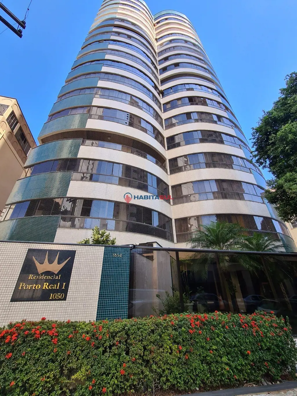 Apartamento com 04 quartos, sendo 02 suítes, todos com ar condicionados e armári...