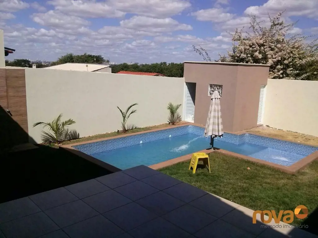 Casa a venda com 4 quartos sendo 1 suíte e vaga na garagem para 3 carros e com p...