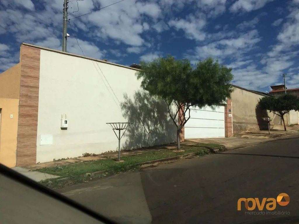 Casa a venda com 4 quartos sendo 1 suíte e vaga na garagem para 3 carros e com p...