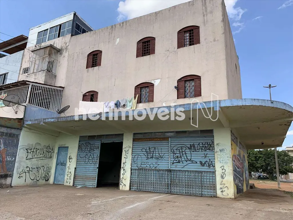 Loja comercial com 02 banheiros e área nos fundos com pia. Próximo à parada de ô...