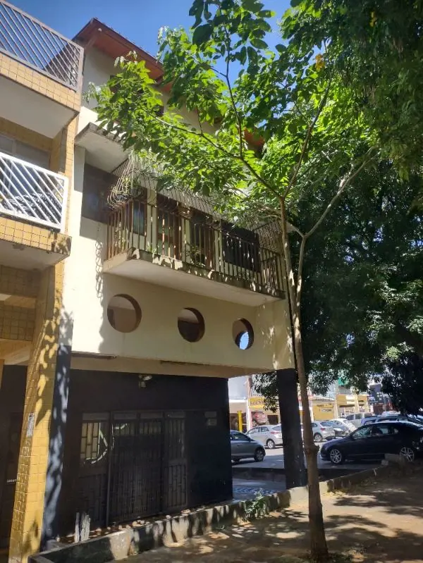 Alugamos ótimo Apto na SCLRN 709 Bloco F, composto de:- Sala;- Hall de circulaçã...