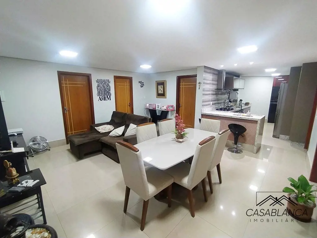 Excelente apartamento de 4 quartos na Col. Agrícola Samambaia:- 4 quartos (2 suí...