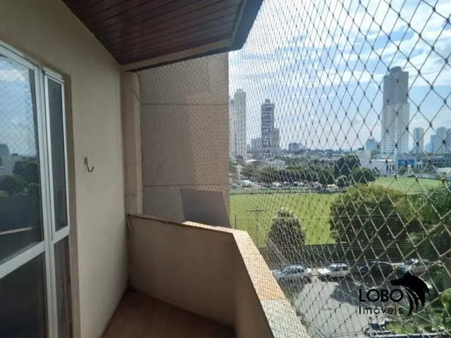 03 quartos sendo 01 suíte, 2/4 com armários, sala para 02 ambientes, sacada, ban...