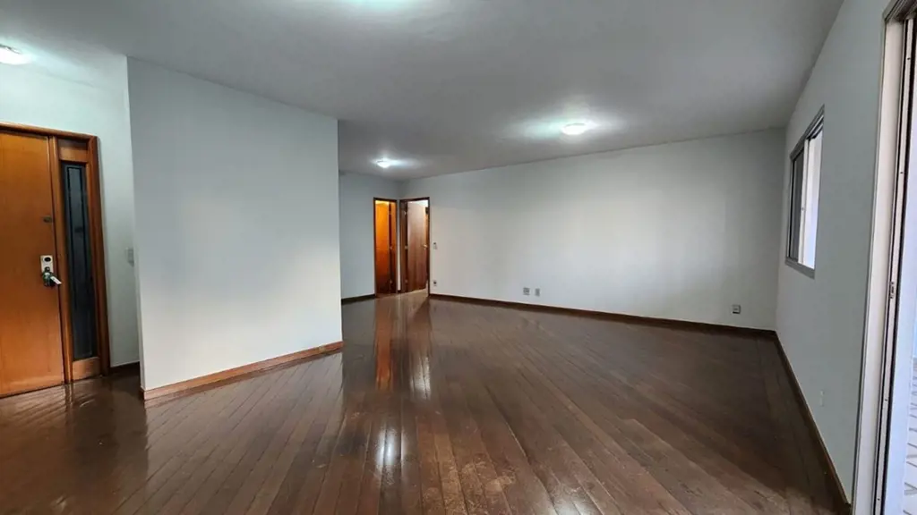 O imóvel com 178,00m2 conta com 4 quartos bem distribuídos, todos com armários p...