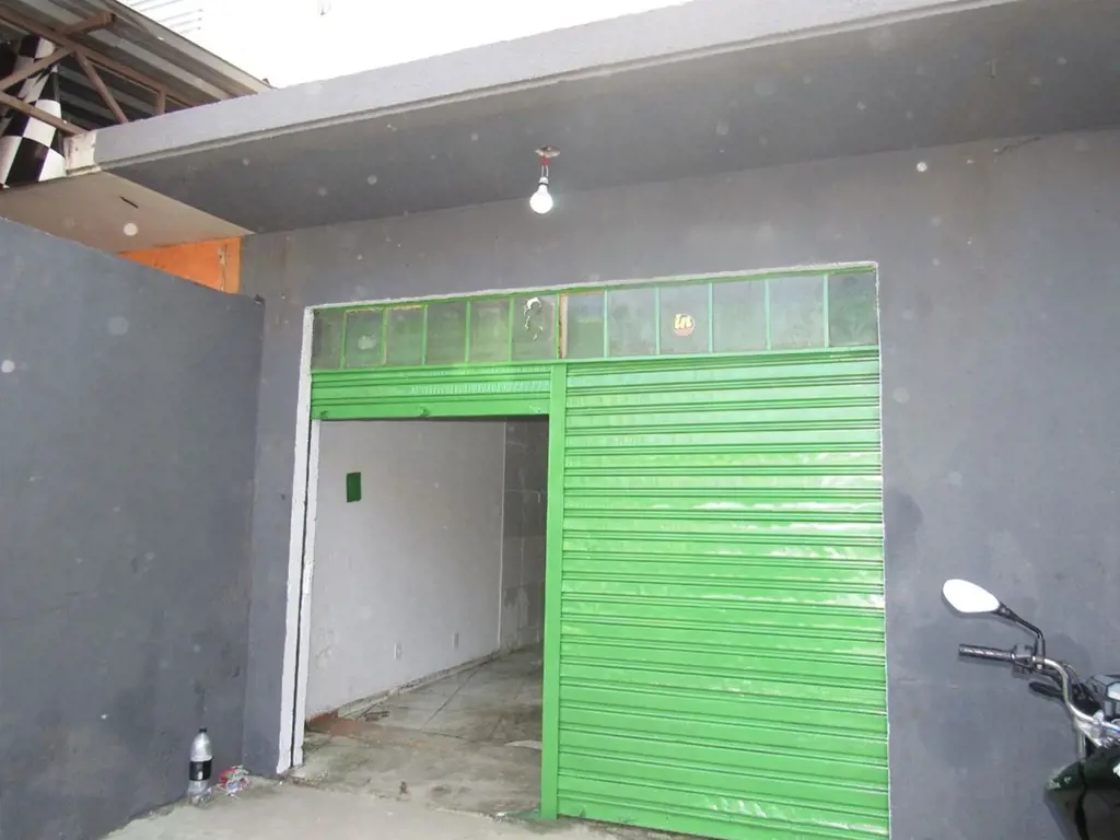 Sala comercial com 30 M² de área coberta mais área descoberta adicional no fundo...