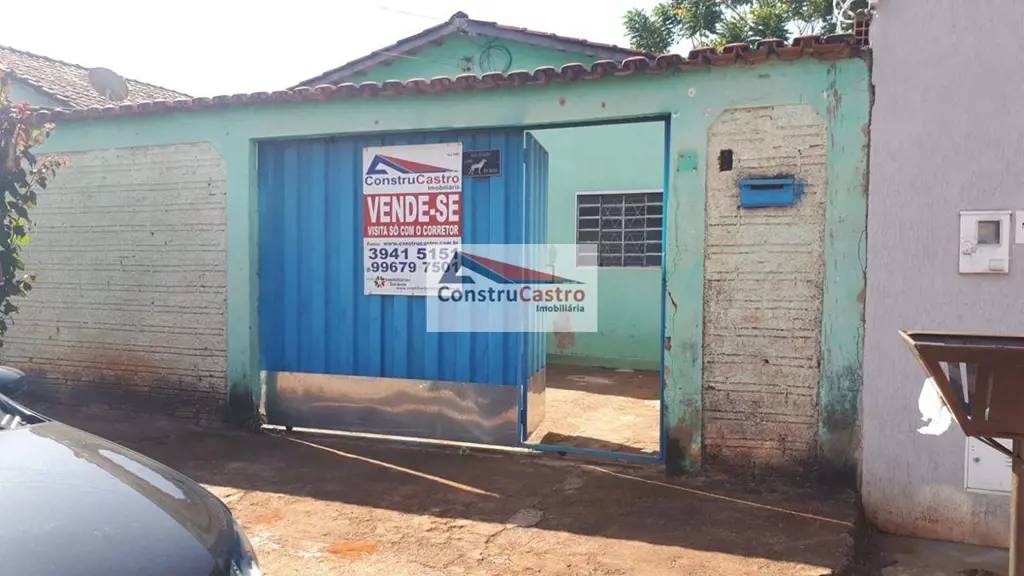 Casa simples com 2 quartos, sala, cozinha, banheiro social, varanda, quintal com...