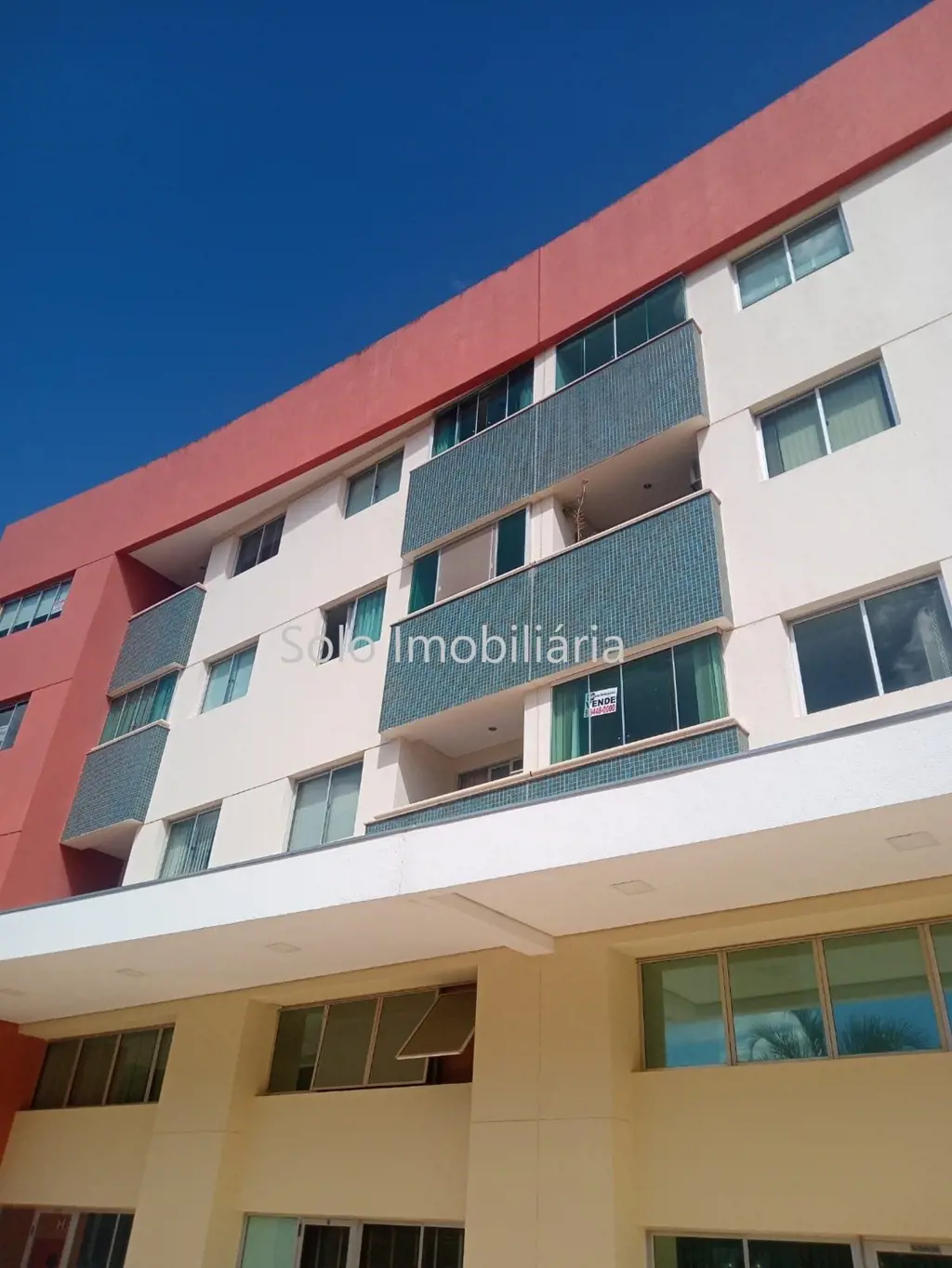 EXCELENTE Loft composto de sala com mesa para computador e móvel para TV, vídeo ...